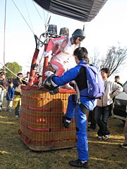 バルーンドロップ(乗り込むスカイダイバー)