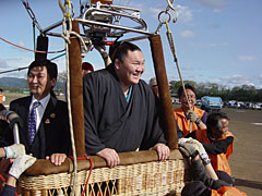 初フライトに笑顔の横綱