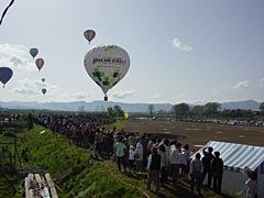 観客の待つロンチに次々にやってくるバルーン