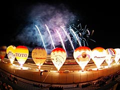 花火に負けずに! Photo by Tsunoda