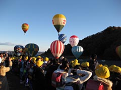 初日の離陸を見送る小学生