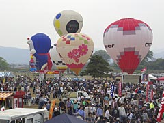 大盛況のイベント広場と係留飛行