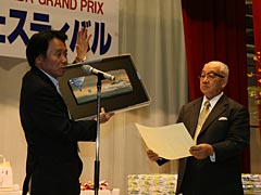 前市長の三浦さんに感謝状と記念品を