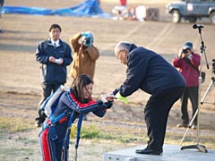 空から届いた開会宣言文