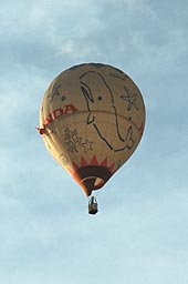 ルクセンブルグの青空に浮かぶくじらん