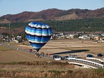 着陸地でプレゼントを配るバルーンサンタphoto by TOMY