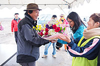 地元スタッフから感謝の花束