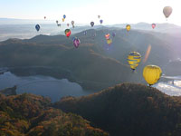 紅葉の美しい山々から那珂川を臨む