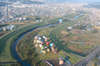 会場上空から競技気球のの離陸風景