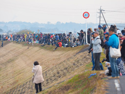 土手で気球を待つお客さん