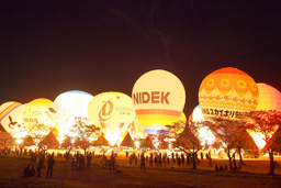 熱気球と夜桜の共演