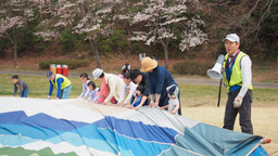 熱気球教室で気球を広げよう